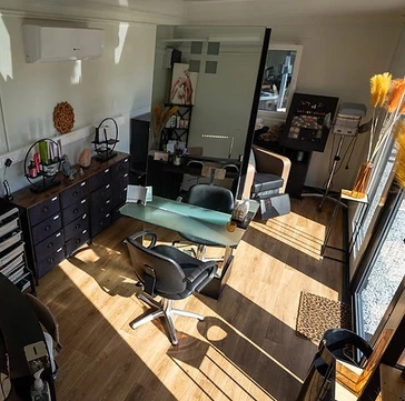 Intérieur bureau modulaire isolé avec électricité et chauffage