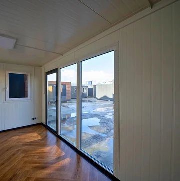 Intérieur bureau modulaire isolé avec électricité et chauffage