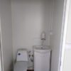 Chauffe-eau et WC compact intégrés dans un container bureau isolé.