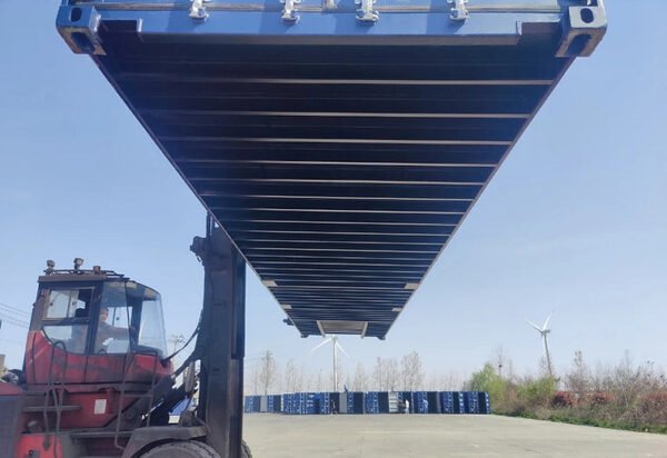 Container High Cube empilé sur une plateforme logistique.