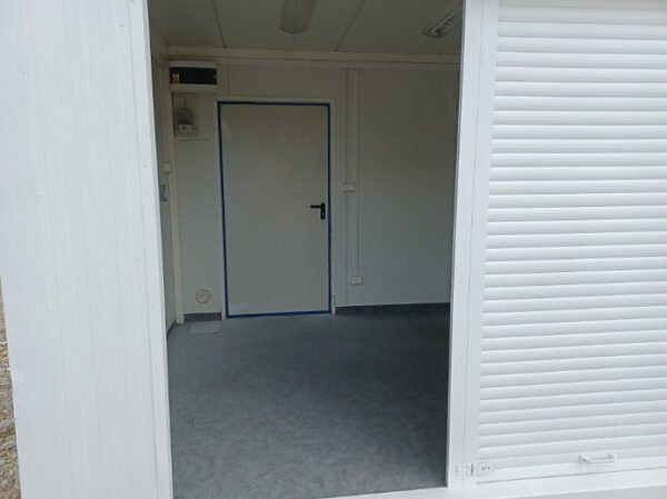 Container commercial avec installation électrique en option.