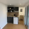 pièce de vie container studio 20 pieds avec cuisine et baie vitrée