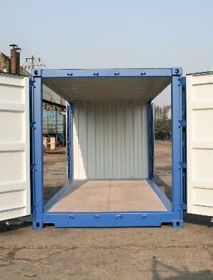 Intérieur spacieux d'un container 20 pieds maritime.