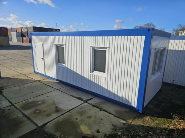 Conteneur bureau 8x3m installé sur un chantier