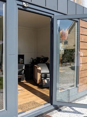 Portes modernes apportant une lumière naturelle abondante.