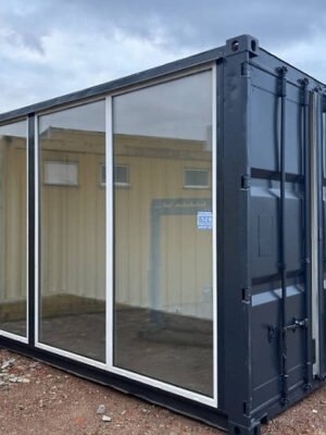 Vue extérieure du container 20 pieds HC avec vitrine.