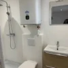 salle de bain du container studio avec douche et WC suspendu