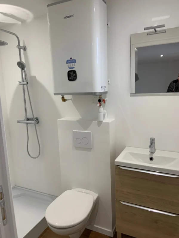 salle de bain du container studio avec douche et WC suspendu