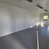 Intérieur aménagé du bureau conteneur 8x3m