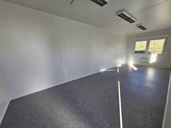 Intérieur aménagé du bureau conteneur 8x3m